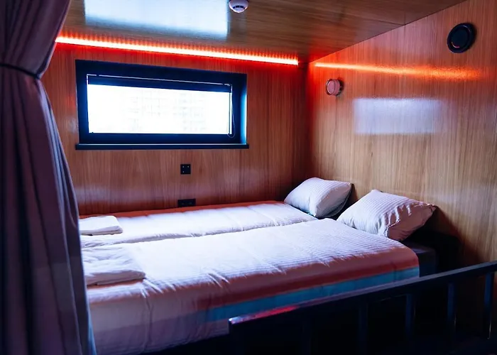 Botel Cyberdeck For Big Groups *